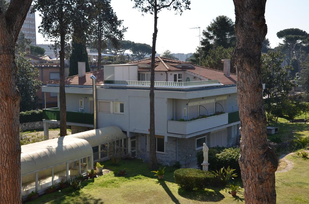 Casa Per Ferie Cardinal G. Guarino Roma Exterior foto